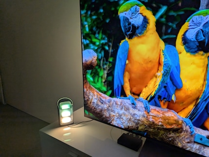 I wall-washer adattano la luce all'immagine del televisore.