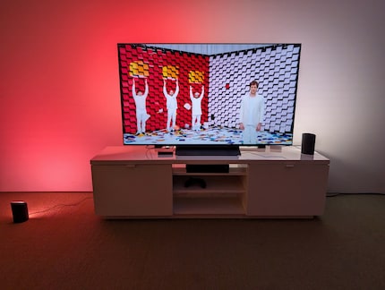 Philips Hue con una luce sul pavimento e una sul mobile TV.