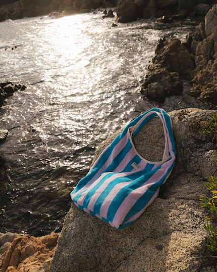 Questa borsa a righe colorate di Wouf fa venire voglia di sguazzare.