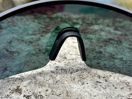 The rubber nose pad consists of two arches and therefore sits well in your preferred position.