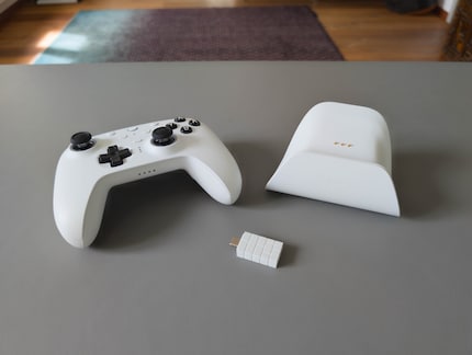 Per l'8Bitdo Ultimate 2 c'è anche una stazione di ricarica.