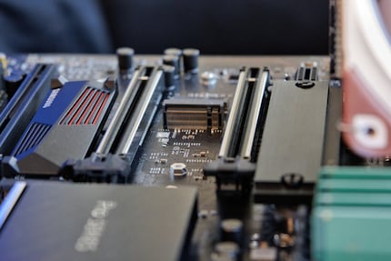 Le unità SSD installate sono dotate di elementi di raffreddamento.