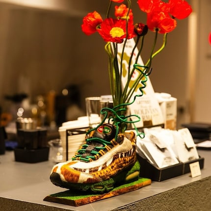 Un tempo Nike Air Max sportive, ora installazione decorativa.