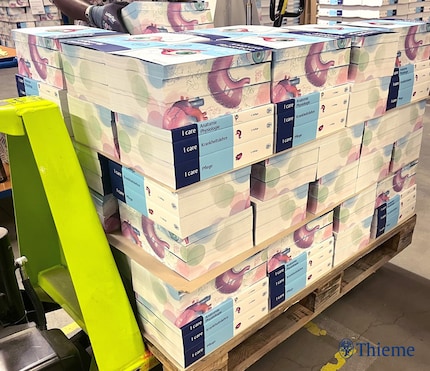 Pallet di libri di testo freschi di stampa a colori.