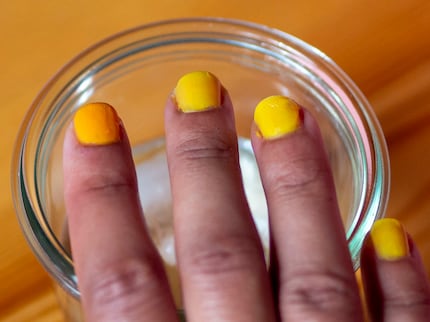 Lo smalto per unghie utilizza lo stesso principio per cambiare colore dal giallo all'arancione. 