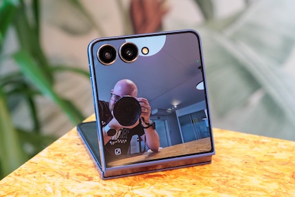 Le fotocamere principale e ultra-grandangolare possono essere utilizzate per i selfie con il display esterno.