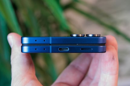 USB-C è disponibile, ma il Flip 7 non si ricarica così velocemente.