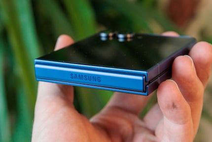 La nuova cerniera contribuisce a rendere il Flip 7 più sottile.