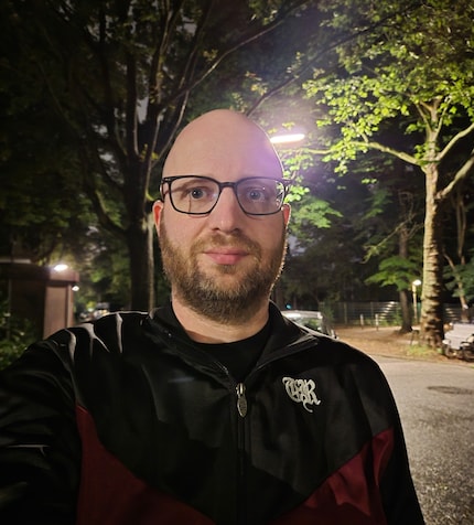 Selfie con la fotocamera principale in modalità notturna.