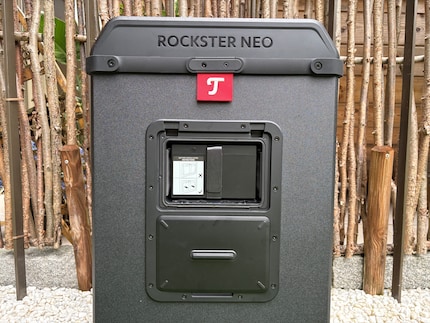 La batteria è integrata nel retro…