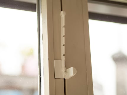 Even when it’s folded up, the latch doesn’t lock in particularly well.