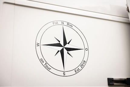 La rosa dei venti simboleggia i primi viaggi di PatnSim verso gli estremi sud e nord dell'Europa.