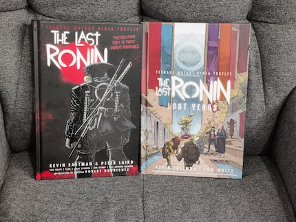 I due fumetti precedenti della serie «The Last Ronin» in edizione cartonata.