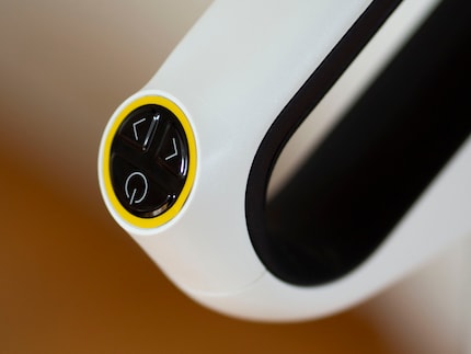 You can find the power button and arrow buttons for navigating between the cleaning levels on the handle.