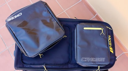 Una cerniera lampo ti permette di staccare la borsa a tracolla e di usarla come bagaglio a mano.