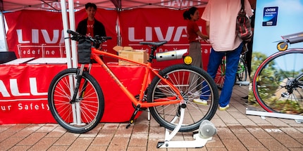 Il direttore generale Shihao Liao allo stand Livall all'Eurobike di Francoforte sul Meno.