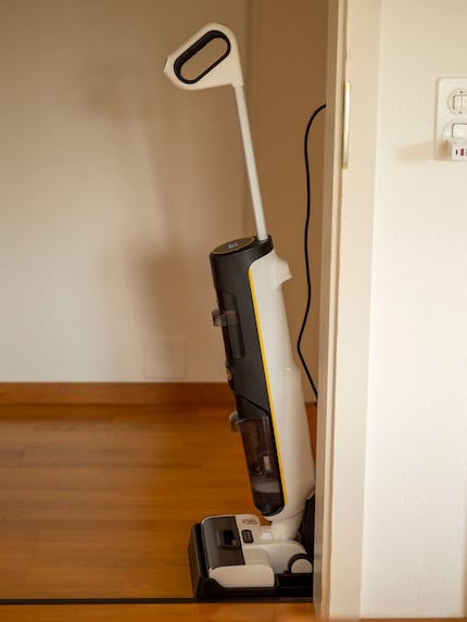 During charging or self-cleaning, the FCV 4 protrudes clearly from the charging station.