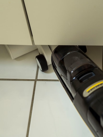 The Kärcher doesn’t go any further under the cupboard.