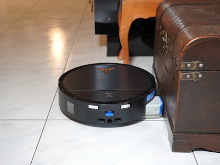 Per pulire i bordi, Deebot estende il rullo lateralmente.