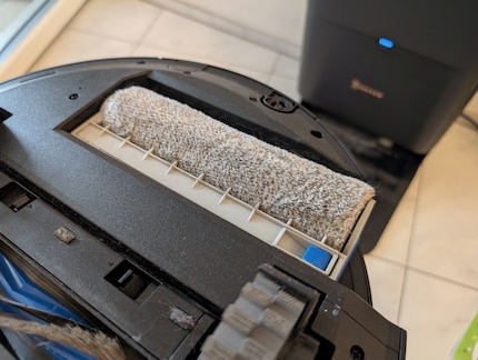 Invece di due panni rotondi, il robot ha un rullo con un rivestimento in tessuto.
