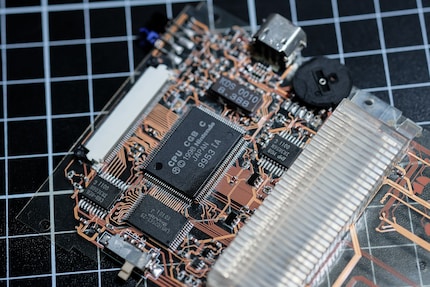 Piste conduttrici chiare: La scheda trasparente del Game Boy Colour espone ogni connessione.
