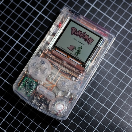 Il Game Boy funziona e si mostra qui «Pokémon Red Edition»