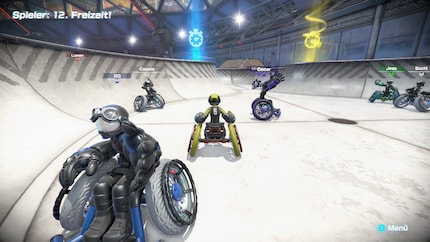 Tra una partita e l'altra, mi muovo liberamente nel mondo di gioco. Posso anche guardare altre partite o partecipare a minigiochi.