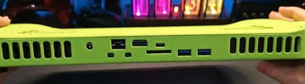 Oltre agli slot di ventilazione, sul retro sono presenti varie interfacce per HDMI, USB-A, USB-C, alimentazione e un lettore di schede SD.