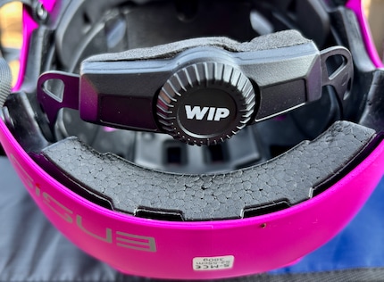 Il casco Ensis Rider integra una schiuma protettiva ed è facilmente regolabile.