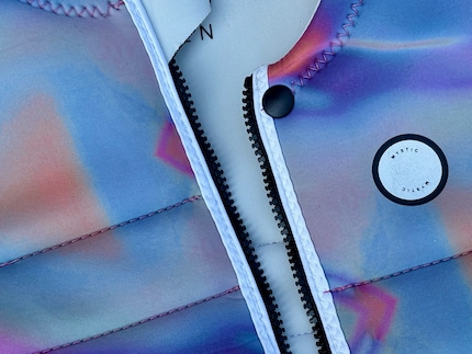 Una colorazione interessante e la possibilità di indossare il lato esterno colorato o bianco sono alcuni dei punti di forza di questo gilet.