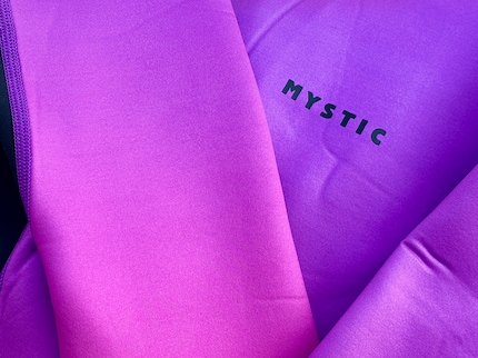 I pantaloncini in neoprene sono caratterizzati da una bella sfumatura di colore, da un materiale morbido ed elastico e da cuciture ben rifinite.