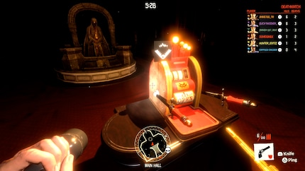 Dalle casse, luminose e rumorose, ricevo upgrade come giubbotti antiproiettile e bombe molotov. O sono slot machine?