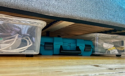 Ripongo il Makita e le due «cassette degli attrezzi» sotto il letto.