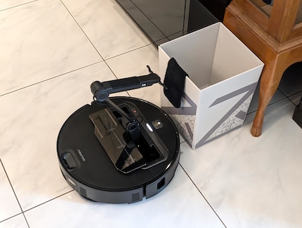 Purtroppo, il robot non azzecca sempre il luogo definito, in questo caso il contenitore fornito da Roborock.