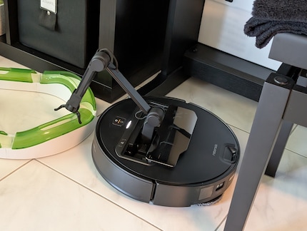 Il robot cerca invano di afferrare la pista di biglie, il che richiede molto tempo.