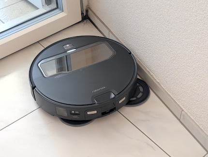 Lo Z70 pulisce i bordi e gli angoli con il panno estensibile.