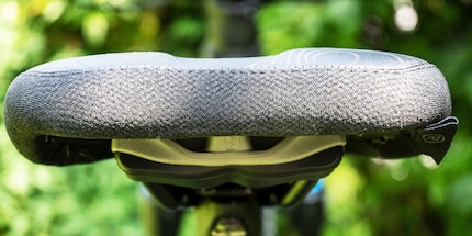 Characteristically SQlab: the active technology with elastomers under the shell. Here’s the grey version for 70 to 80 kilogrammes of body weight.