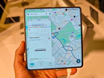 Honour cerca di sfruttare l'ampio display per il multitasking con varie cose, come piccole finestre fluttuanti.