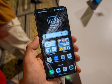 Quando è piegato, il Magic V5 ha l'aspetto di uno smartphone tradizionale.