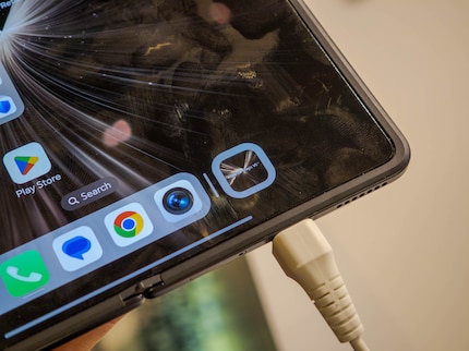 Carica tramite USB-C o in modalità wireless con la tecnologia di ricarica rapida di Honor.