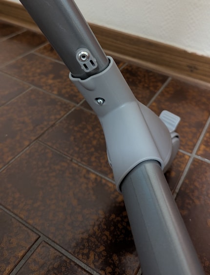 Il montaggio è intuitivo e sicuro: le gambe del seggiolone si inseriscono in un’unica direzione.