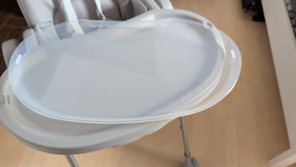 Per facilitare la pulizia dopo i pasti, l’inserto del vassoio può essere facilmente rimosso.