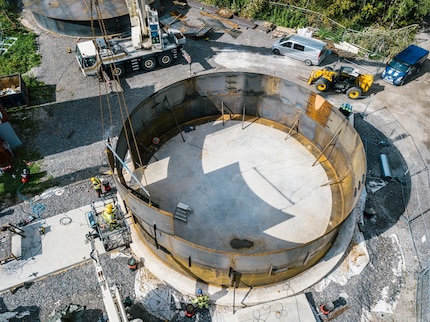 Durante la fase di costruzione: il grande serbatoio in acciaio della batteria di sabbia viene assemblato pezzo per pezzo.