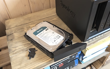 HAT3300: tecnicamente identico al Seagate IronWolf, ma con etichetta Synology, firmware proprio e costo aggiuntivo.