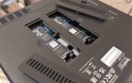 Due costosissimi SSD Synology in RAID 1, impostati come volume in modo che applicazioni come Plex siano silenziose.