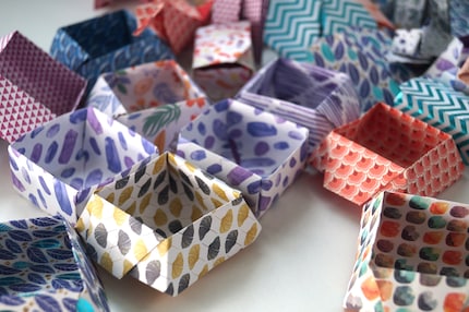 Ho ritrovato le mie vecchie istruzioni di origami dei tempi della scuola e mi sono messa a creare una nuova collezione di scatole di carta.