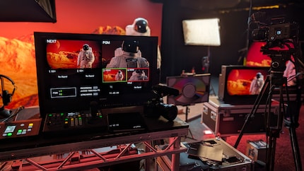 Un tipico set hollywoodiano: dalla macchina da presa al monitor di riferimento fino al televisore del salotto.