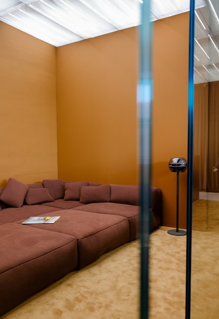 Palo Sofa di Hem al Salone del Mobile di Milano: il tessuto color cioccolato è molto invitante.