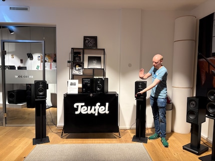 Steht der Studio 5X zu nah an der Wand, kannst du auf der Rückseite einen Switch betätigen, damit dies  
musikalisch kompensiert wird.