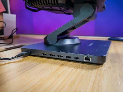 Il supporto per notebook con le sue connessioni è anche una docking station.
